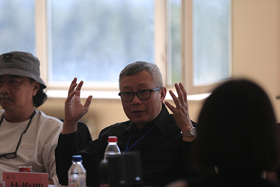 林俊明老师与广告学院教师进行广告教学的交流.jpg