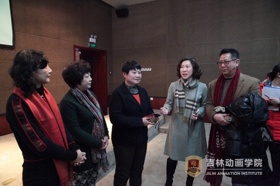2web吉林动画学院副董事长刘欣与张松林的三位女儿在一起交流.jpg