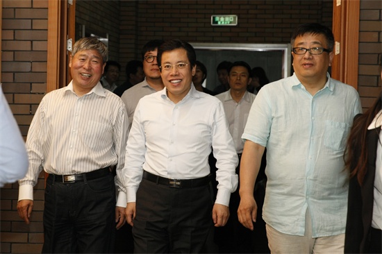 1吉林动画学院党委书记王清山、吉林纪元时空动漫游戏科技股份有限公司副总经理蒋平陪同吉林省发改委主任姜有为一行参观学校校史馆.jpg