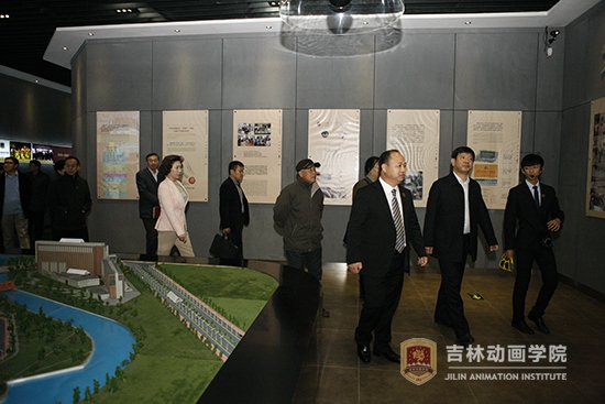 3省政协副主席支建华,省政协副秘书长勾泽川,提案委员会主任肖欣。提案委员会副主任邓友平以及部分省政协委员等同志参观吉林动画学院展览馆.JPG