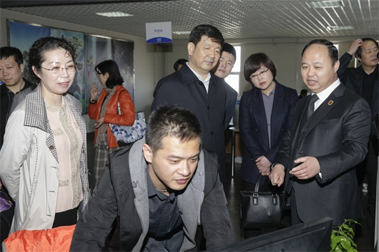 12吉林禹硕影视公司副总经理彭飞向省政协副主席支建华和董事长郑立国展示产业公司最新研发的科研技术.jpg