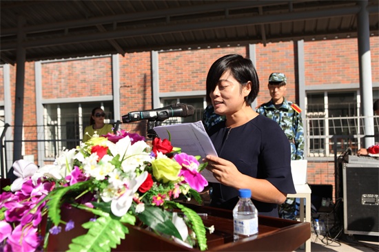 党委副书记、副校长王晓岩主持大会(刘华清 摄).JPG
