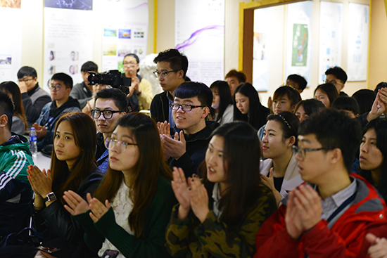 同学们专注交流.jpg