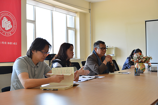 学院领导认真倾听,解答学生教学中的困惑.jpg