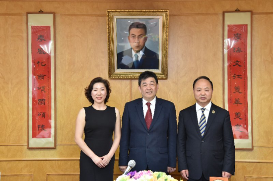 我校董事长、校长郑立国与副董事长、副校长刘欣与中国文化大学校长李天任合影留念.png
