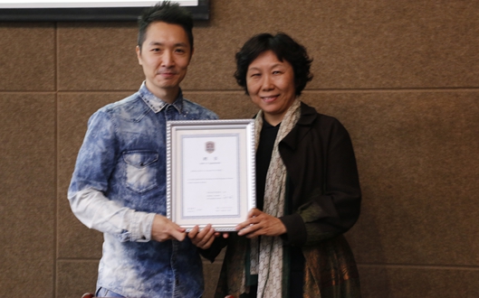 徐欣院长代表吉林动画学院为高少康先生颁发荣誉教授证书.jpg