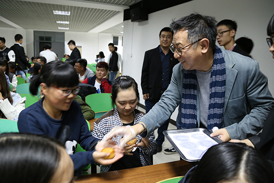 领导老师向新生分发中秋月饼副本.jpg