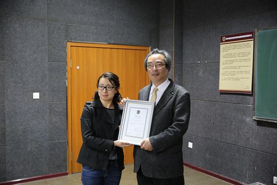 游戏学院院长助理夏睿代表吉林动画学院为岩谷徹教授颁发特聘教授证书.JPG