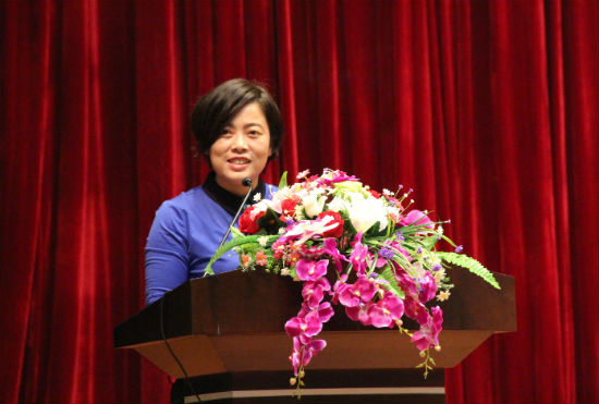 3校长助理王晓岩主持大会 段广慧摄.jpg