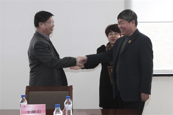 学院党委书记、副院长王清山欢迎长春市九三学社市直机关常务副主委王进一行到吉林动画学院参观调研.jpg
