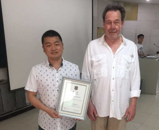 设计学院院长助理李明代表吉林动画学院给托马斯颁发了客座教授聘书.png