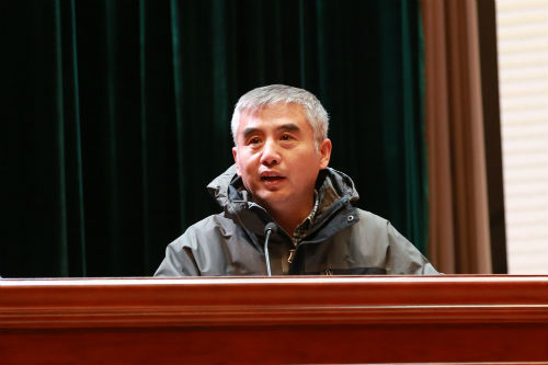1,学工部副部长盖凤明主持标准化寝室建设报告会.jpg