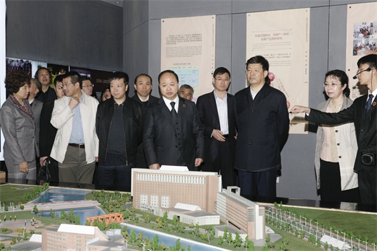 4省政协副主席支建华一行观看我院沙盘模型.jpg