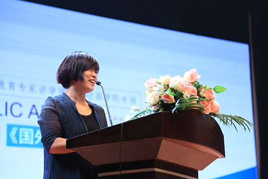 1党委副书记、校长助理王晓岩主持讲座 (刘华清 摄).jpg