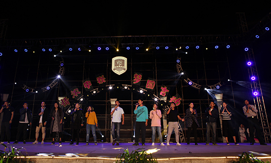 2016级新生辅导员演唱歌曲《相亲相爱》(刘华清 摄).jpg