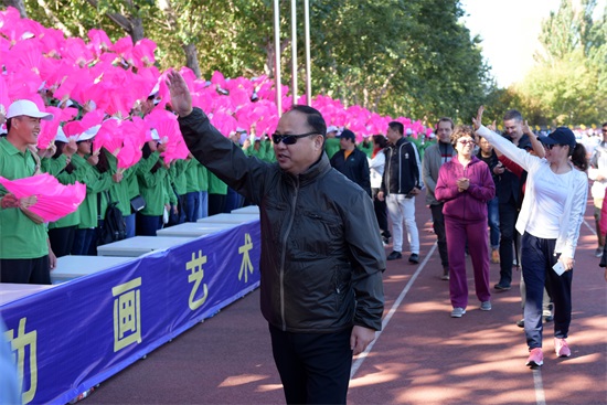 董事长、校长郑立国带领学校领导慰问学生(高雪松 摄).JPG