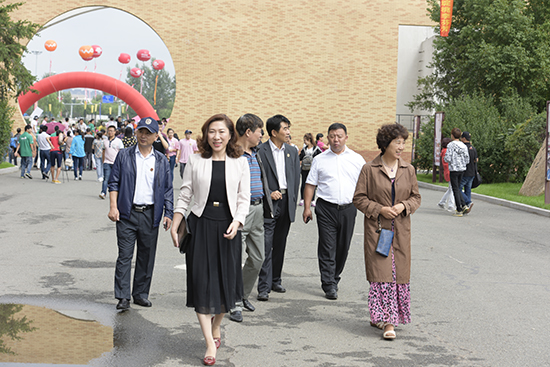 校领导来到新生报到现场.JPG