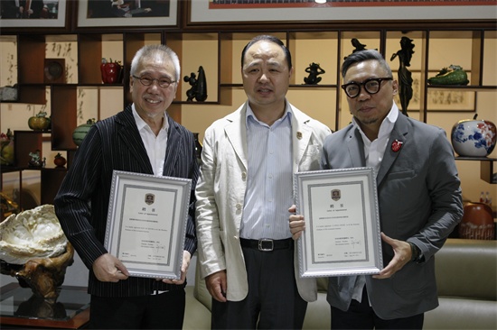 1吉林动画学院董事长、校长郑立国为靳埭强、李永铨颁发聘书 (1).jpg