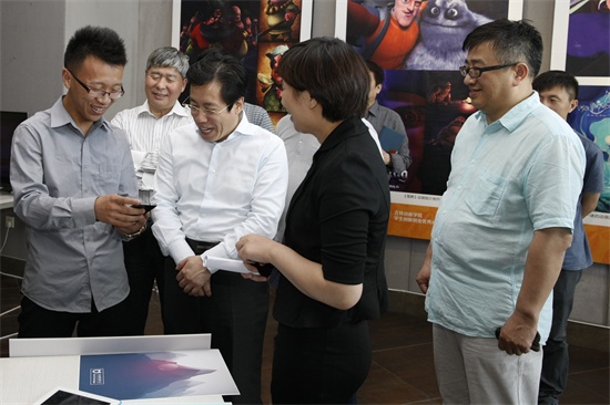 3吉林省发改委主任姜有为频频称赞冯志瑞同学的创业产品“黑豆高校综合服务平台”.jpg