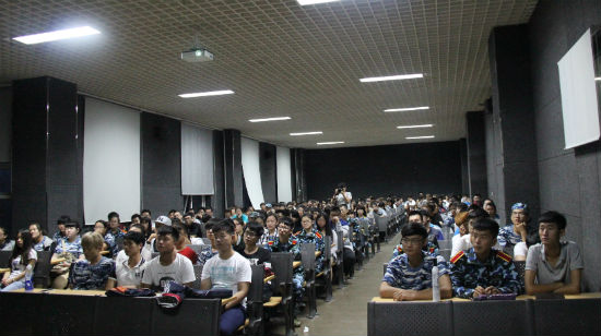 传媒学院组织2015级新生观看新生入学教育报告 段广慧12.jpg