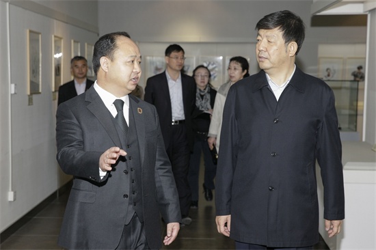 6董事长郑立国向省政协副主席支建华介绍国际动漫游戏博物馆.jpg