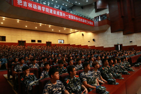 52015级新生认真听取新生入学教育报告 唐管华摄.jpg