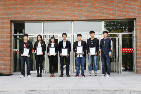 4我校学工部副部长、团委书记曲宏伟向第一届大学生新闻中心主任委员会、秘书长颁发聘书 陈云鹏摄.jpg