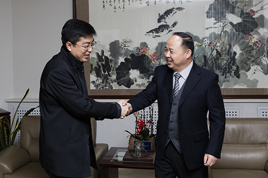 我校董事长、校长郑立国与光明日报记者亲切交流.jpg