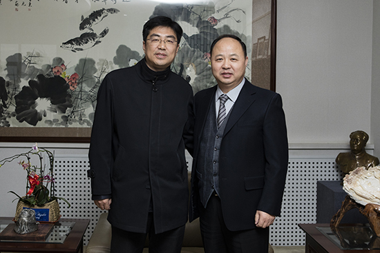 我校董事长、校长郑立国与光明日报记者合影留念.jpg