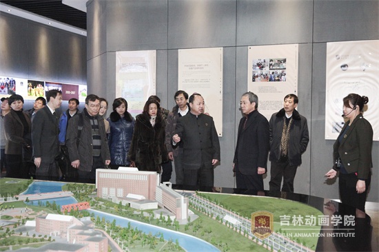 3吉林动画学院董事长、吉林纪元时空公司董事长、总经理郑立国向国家科技部高技术中心副主任王琦安等一行五人专家组介绍学院发展情况.jpg