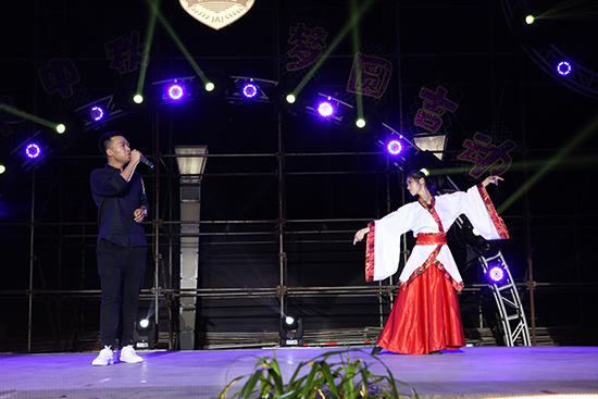 校学生会歌伴舞《莫尼山》(刘华清 摄).jpg