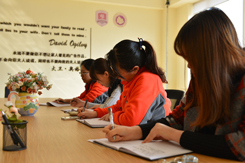 3. 党员教师认真记录,研讨创新党建工作方法.jpg