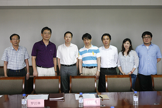 校方代表与参访嘉宾进行交流洽谈.jpg