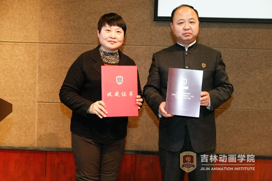 1web吉林动画学院董事长郑立国为张松林二女儿张兰颁发捐赠证书.jpg