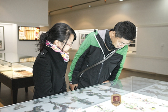 7媒体记者认真参观吉林动画学院展品.JPG