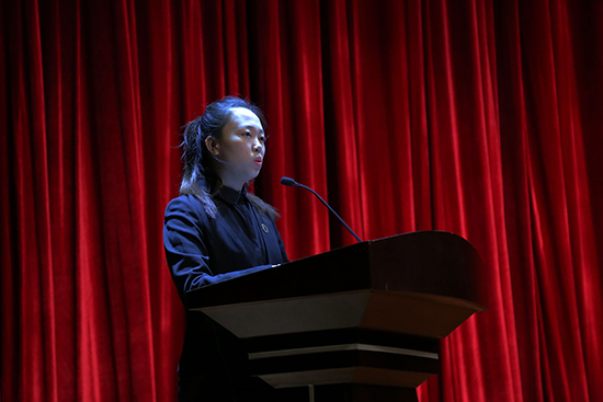 6校团委副书记王莉馨宣读表彰决定(王航 摄).jpg