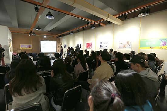 广告学院多功能展厅中企业宣讲会气氛热烈.jpg