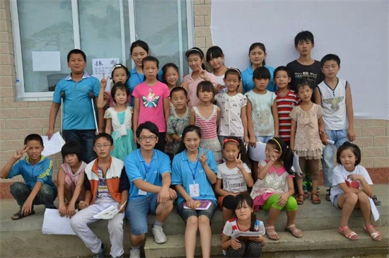 4支教团部分教师与学生们的合照.jpg