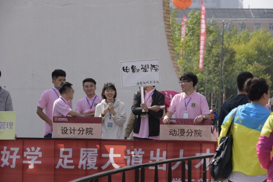 学姐学长们迎接新生到来.JPG