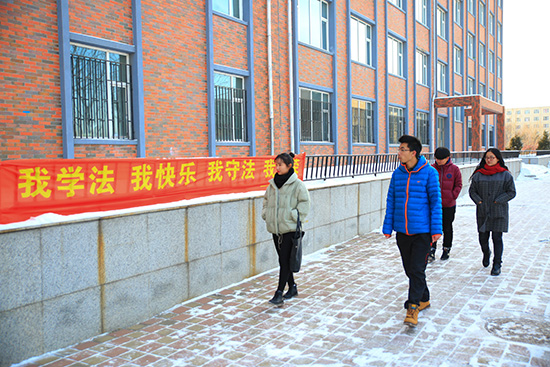 同学观看宪法日活动宣传条幅.jpg