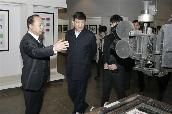8董事长郑立国向省政协副主席支建华介绍早期动画制作工艺.jpg